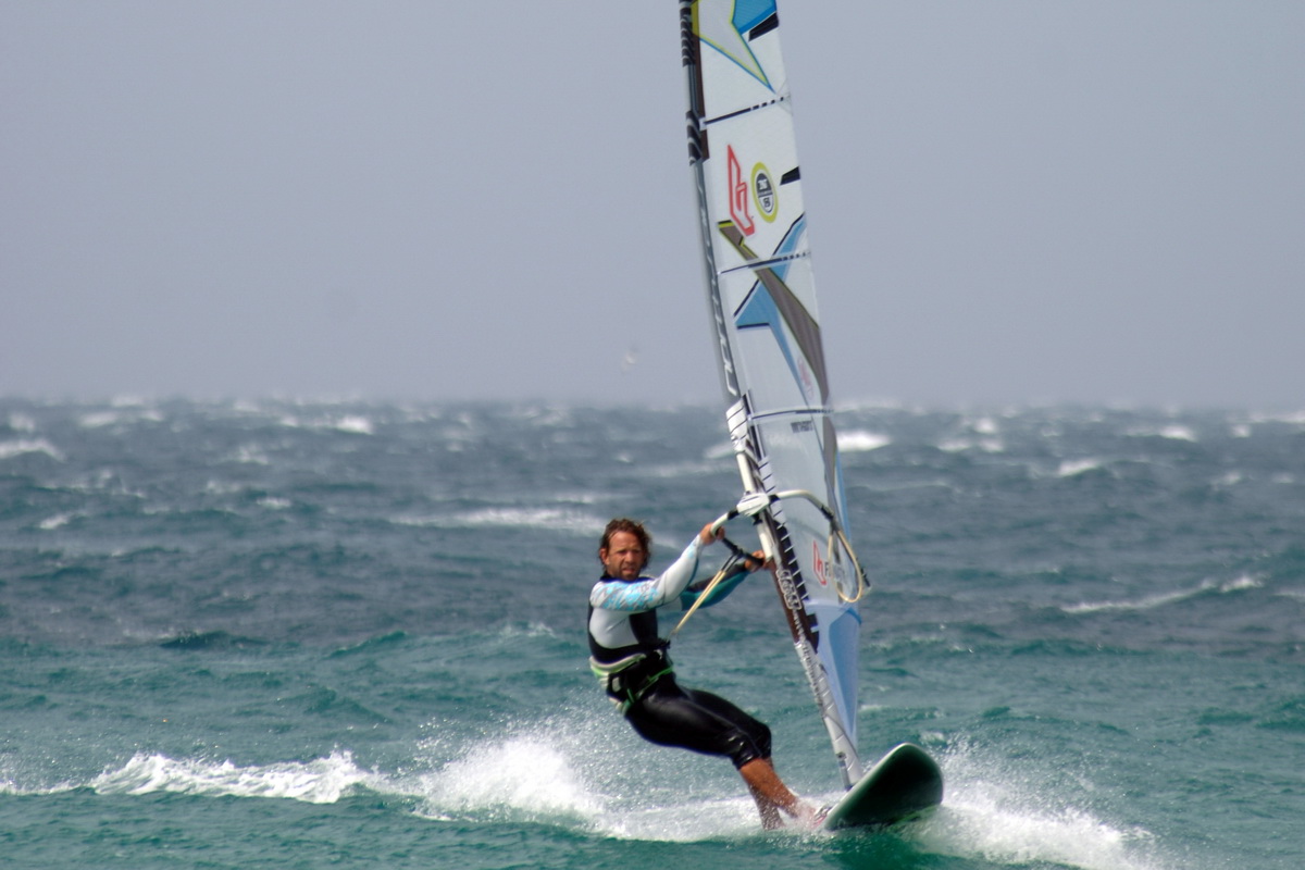 Windsurfen in Tarifa ist ein Genuss für jeden der dieesn Sport Liebt
