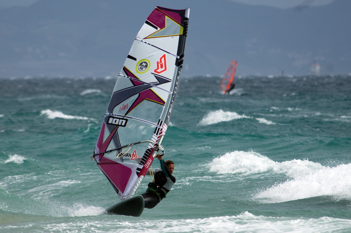 An einem der Traumstrände von Andalusien Windsurfen zu gehen