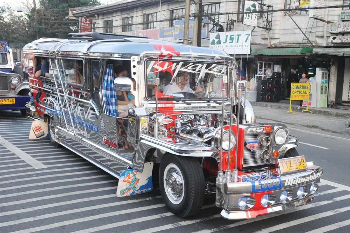 Eine Pracht sind die verschiedenen Jepneys mt Sicherheit